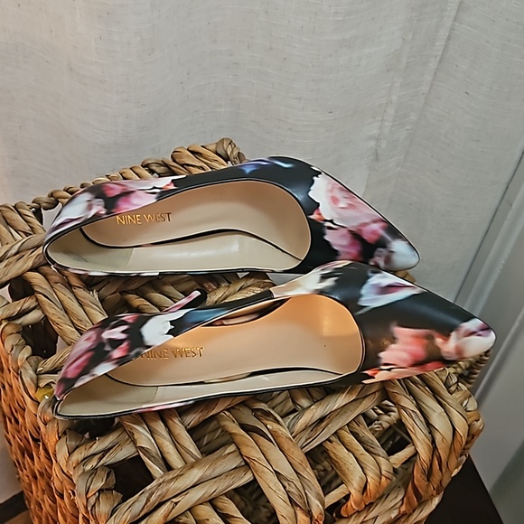 Nine West Women’s Size 8.5 Black Floral heels - Picture 2 of 4